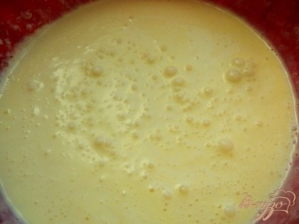 Взбить яйца с сахаром до побеления и увеличения массы в 2 раза, добавить сметану, растопленное сливочное масло, перемешать.