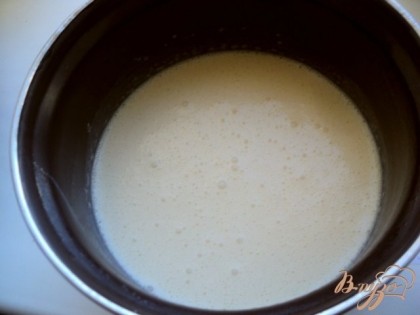 Яйца взбить с сахаром и солью, добавить теплое молоко и муку, хорошо размешать миксером, чтобы не было комочков. В конце добавить растопленное сливочное масло.