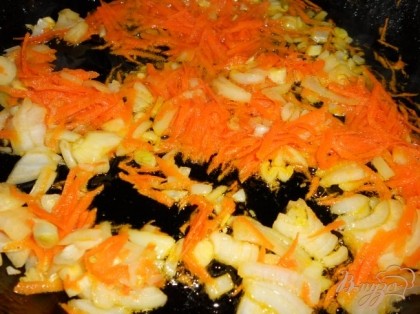 Воду закипятить и посолить, всыпать промытый рис. Через 5-7 минут добавить картофель. Варить до готовности.Лук и морковь порезать и обжарить на растительном масле.