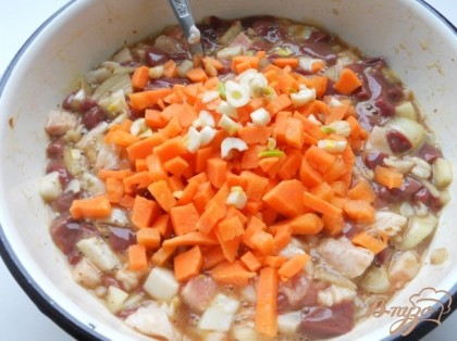 Перемешать, добавить морковь, порезанную кубиками и чеснок.