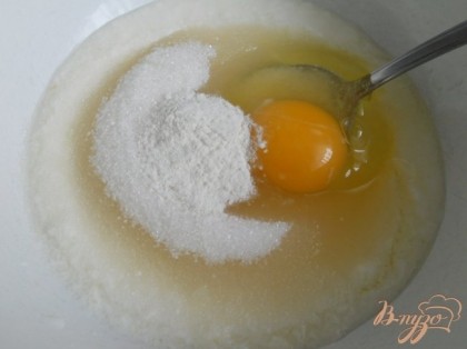 В кефир добавить яйца, сахар и разрыхлитель.