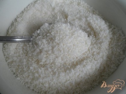 Начинка: сахар смешать с кокосовой стружкой и ванилином.