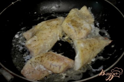 Обжарить рыбу с 2 х сторон на растительном масле до готовности.