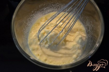 113 гр.слив.масла растопить, добавить мороженое и перемешать, затем по одному яйцу за раз, ванилин.