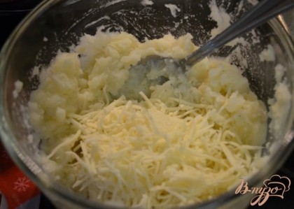 Картоф.мякоть добавить слив. масло,молоко,половину протертого сыра,соль и перец.Перемешать.