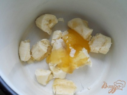Бананы очистить от кожуры, поломать на кусочки. Добавить мед.