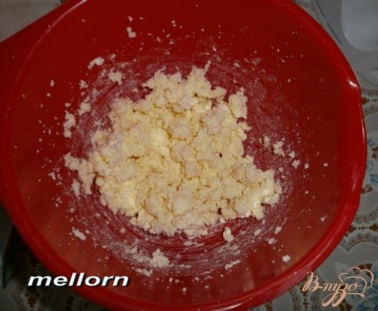 Масло (размягченное) растереть с сахаром. Натереть на мелкой терке цедру, из апельсина выжать сок (у меня 75 мл).