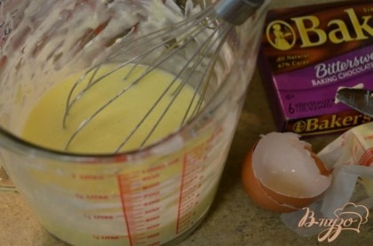 Взбить яйца с сахаром,примерно 2 мин. Смешать муку,соль и разрыхлитель. Смешать шоколадную смесь с ванилином.