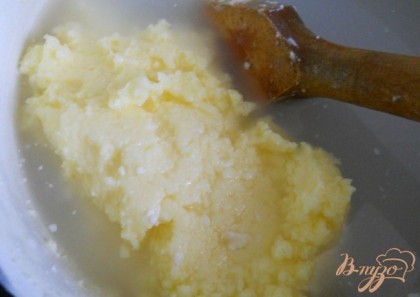 Масло залить холодной водой, деревянным пестиком мешать масло в воде (промыть). Так проделать 2 раза.