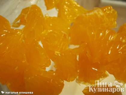 Следующий слой можно приготовить из мандаринов или апельсинов, выдавить сок, довести до кипения, добавить сахар по вкусу, также добавить  желатин