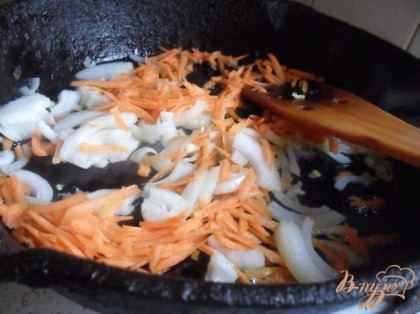 Морковь очистиь и натереть на крупной тёрке.В сковороде разогреть растительное масло, выложить морковь и репчаты лук. Обжарить до золотистого цвета.