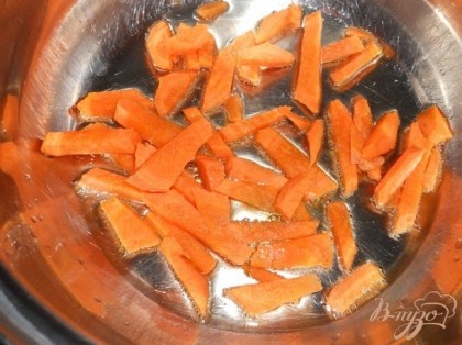 В кастрюльке в небольшом количестве масла обжарить морковь соломкой.