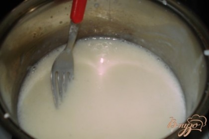 Кипятим молоко с ванильным сахаром.