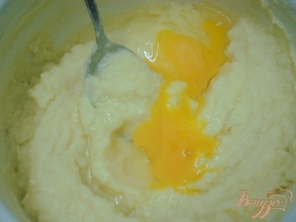 Продолжая взбивать добавить яйцо, или заранее взбитый белок.Сегодня я выбрала яйцо.Взбивать быстро, чтобы яйцо не свернулось.При добавлении яйца пюре приобретает кремообразную массу. При добавлении взбитого белка, пюре приобретает воздушность.