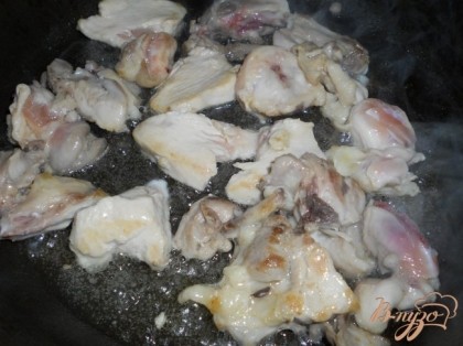 Курицу порезать небольшими кусочками, выложить на сковороду с растительным маслом и жиром. Поперчить, немного обжарить.