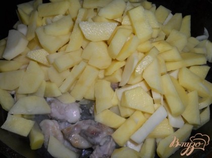 Картофель нарезать ломтиками и добавить к мясу.