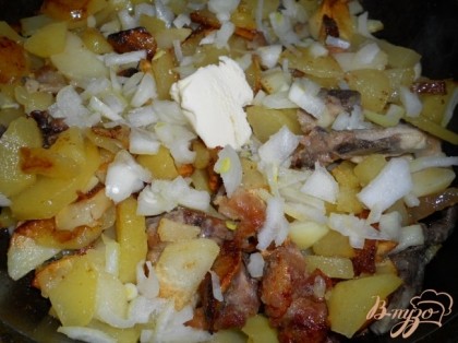 Когда картофель будет почти готов, добавить нарезанный мелко лук и сливочное масло. Перемешать. Довести до готовности.