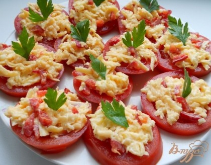 Готово! Сырной массой намазать каждый кружок помидора и украсить петрушкой.Приятного аппетита!