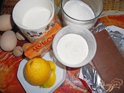 Сначала следует начистить орехи или купить уже очищенные, затем измельчить их в кофемолке в крошку, можно использовать миндаль.
