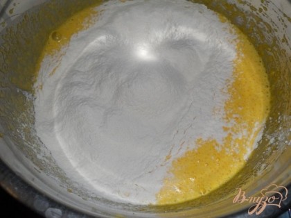 Яйца разделить на желтки и белки. Желтки взбить с половиной сахара до увеличения массы вдвое, ввести муку и аккуратно перемешать лопаточкой.