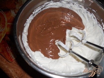 Остальную сметану смешать с растопленным шоколадом - и второй крем готов.