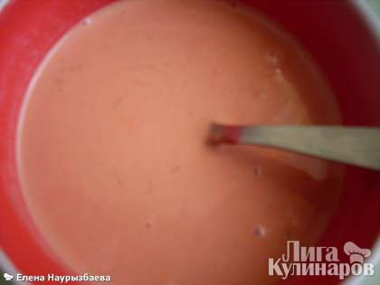 Смешать томатную пасту и сливки (можно заменить сметаной).  Посолить по вкусу, добавить специи