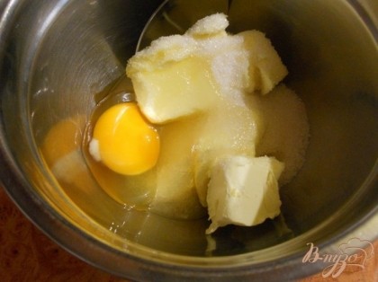 Яйцо растереть с  остальным маслом и сахаром до кремообразного состояния.