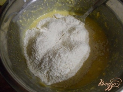 Добавить ванильный сахар, сливки, добавить муку с разрыхлителем, перемешать до однородности и выложить в форму.