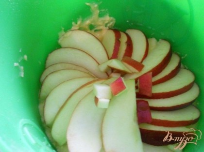Сверху на тесто выкладываем порезанные яблоки.