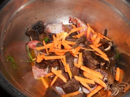 Сухие грибы нужно вымочить заранее в течении 8 часов.Добавить к кролику вымоченные грибы и нарезанную соломкой морковь.