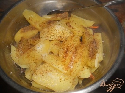 Картофель нарезать дольками и отварить 2- 3 минуты.С картофеля слить воду и посолить и поперчить картофель по вкусу, добавить масло, перемешать, все добавить к кролику.