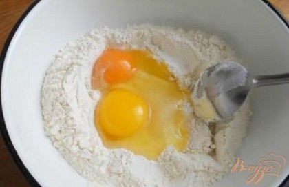 Муку просеять в глубокую посуду горкой, сделать углубление. Разбить яйца, добавить соль, сахар, размешать с яйцами и чуть с мукой.