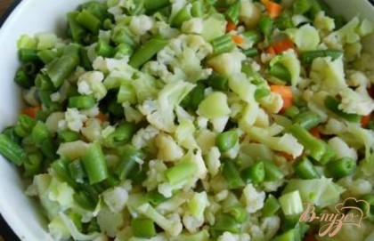 Бланшированные овощи откинуть на дуршлаг, затем мелко нарезать вместе с фасолью (или добавить горошек).