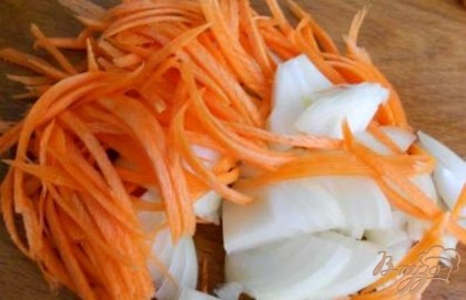 Лук порезать крупно, морковь натереть на крупной терке или длинной соломкой.