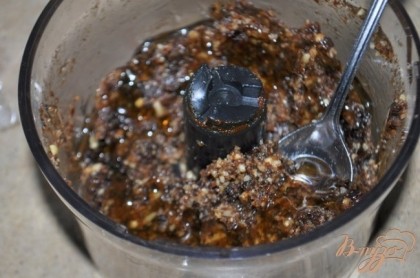 Чернослив и орехи размолоть в кухонном процессоре . Добавим мед и пропустим через несколько пульсаций.