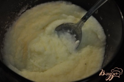 Картофель отварить и растолочь,добавить яйцо,посолить и поперчить.