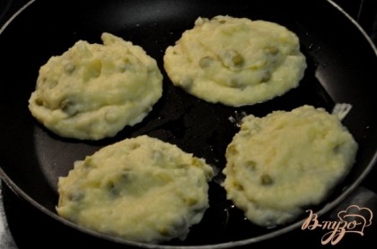 Выкладываем на прогретую сковороду с растительным маслом картофельные котлеты. Переворачиваем через несколько минут.