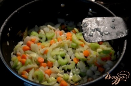 Обжарить лук,морковь и сельдерей и чеснок.Добавиить лавровый лист.