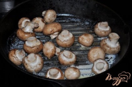На чугунной сковороде растопим 1 1/2 стол.л сливочного масла.Обжарим грибы 6-7 мин. готовые грибы переложим на тарелку.