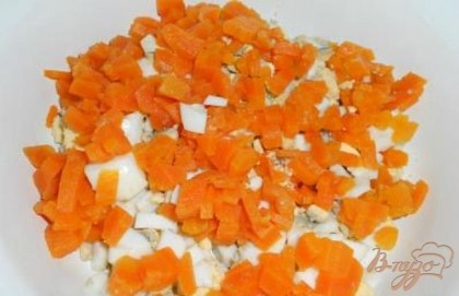 Яйца порезать небольшими кубиками. Добавить также порезанную морковь.