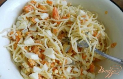 Спагетти или капеллини поломать и отварить согласно инструкции. Можно вместо спагетти использовать вермишель из "Мивины" (без приправ). Промыть, добавить к яйцам и моркови.