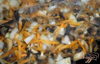 Лук порезать, морковь натереть и обжарить на сливочном масле, добавив растительное. Добавить порезанные мелко грибы и обжаривать все вместе еще минут 10.