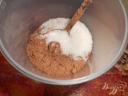 Отдельно перемешать какао с ванильным сахаром и водой.