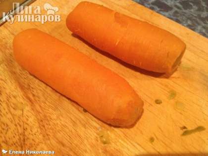 Отварную морковь чистим и натираем на терке.