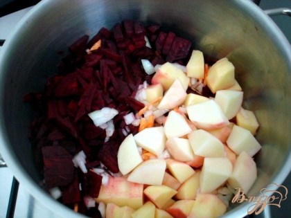 Чистим и нарезаем овощи: картофель, свеклу, морковь и лук. Складываем всё сразу в кастрюлю.