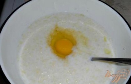 Выложить в глубокую посуду, разбить яйцо, добавить соду, посолить и поперчить, влить молоко. Хорошенько перемешать.