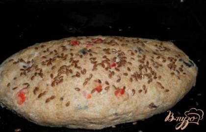 Сформовать хлеб в виде батона, посыпать семенем льна или кунжутом. Оставить для подхода на 40-45 минут в теплом месте.