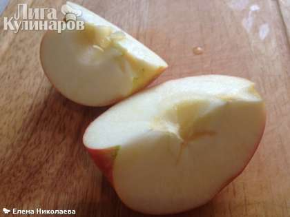 Яблоки вымойте, обсушите, разрежьте на 4 части и удалите сердцевину. Чистить яблоки не нужно!