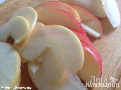 Нарежьте яблоки тонкими полосками, толщиной в пару мм.