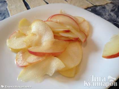 Шумовкой достаньте дольки яблок и дайте стечь сиропу. Дольки должны стать немного мягче.